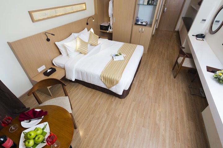 Room 15 of 180
