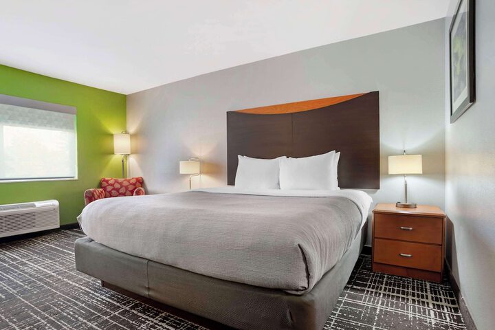 1 King Bed (1 of 19)