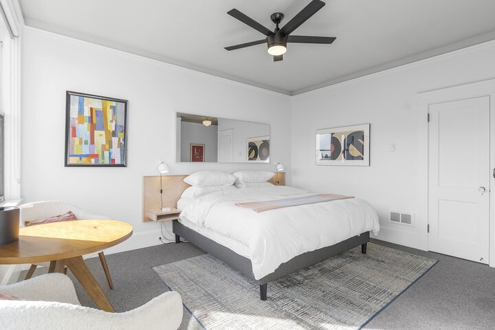Room 33 of 172