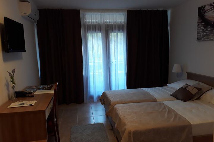 Room 16 of 50