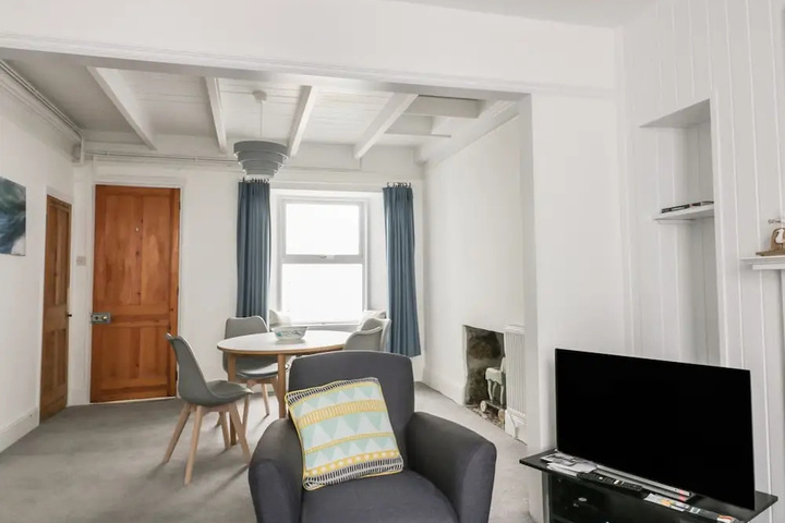 Room 4 of 11