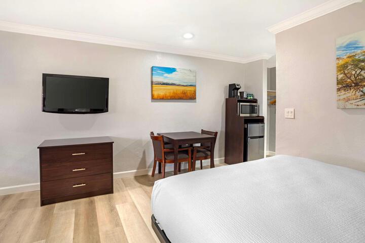 1 King Bed Desk Microwave and Refrigerator WiFi Full Breakfast (1 of 12)