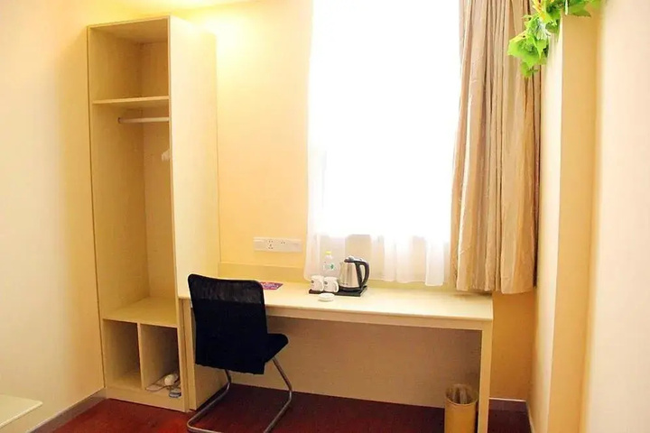 Room 6 of 11