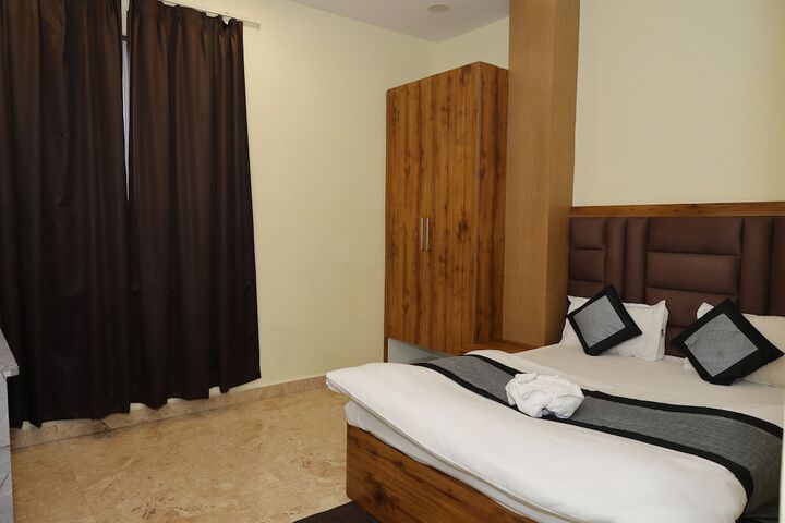 Room 10 of 18