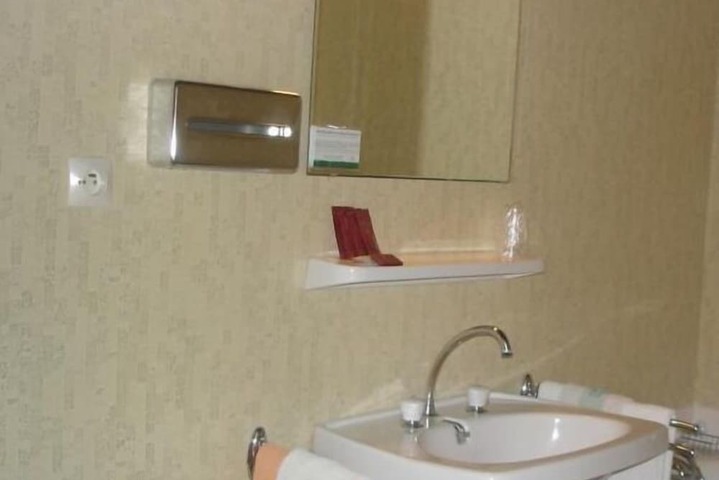 Room 25 of 59