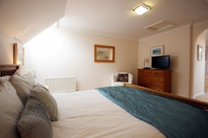 Room 16 of 28