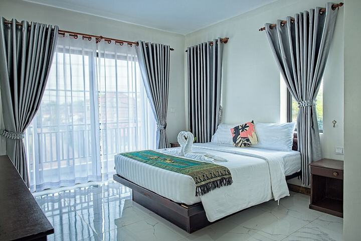 Room 6 of 12