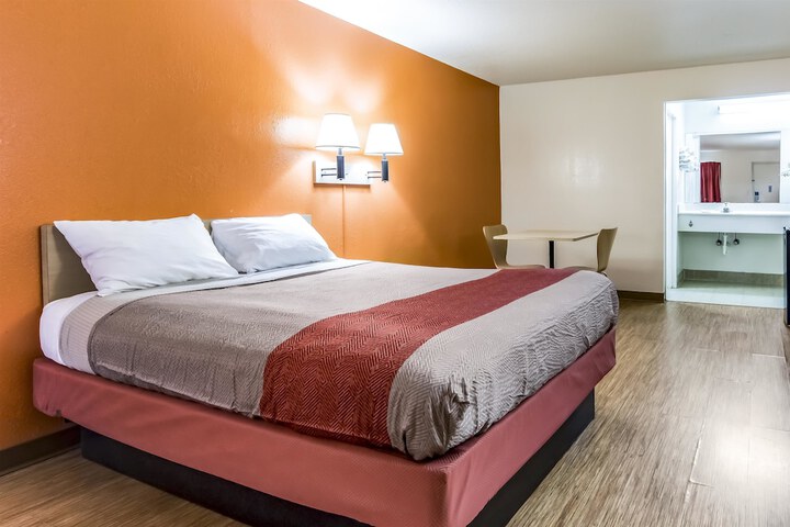 1 Queen Bed (9 of 13)
