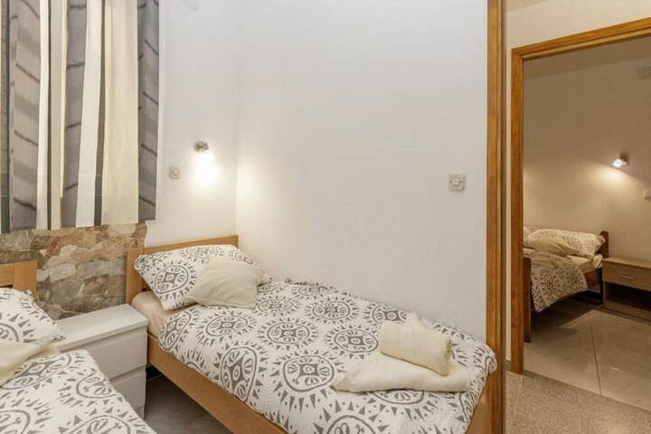 Room 2 of 40