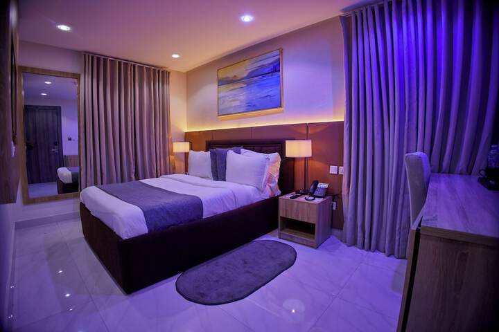 Room 3 of 82