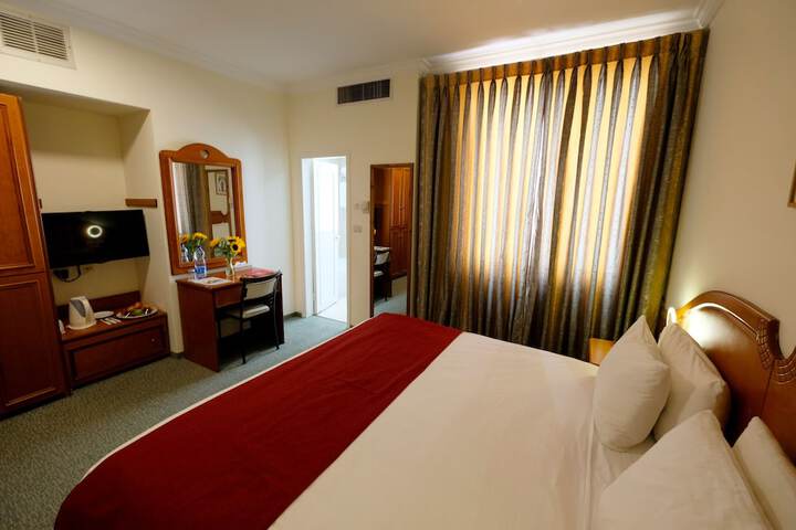 Room 28 of 74