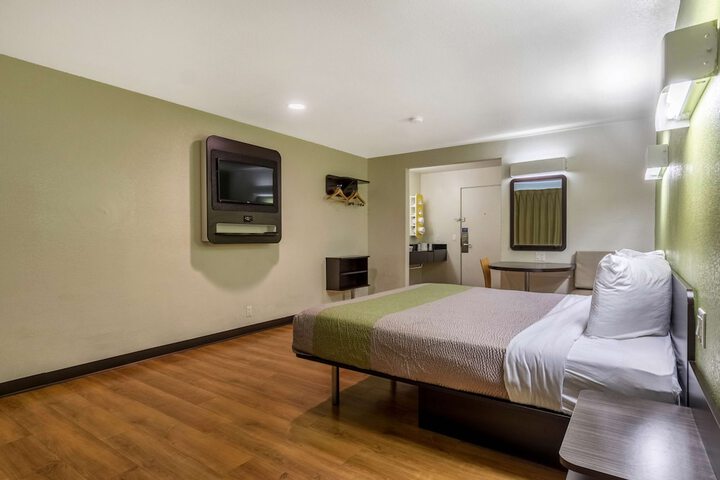 1 Queen Bed (2 of 7)