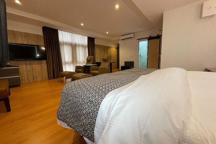 Room 10 of 35