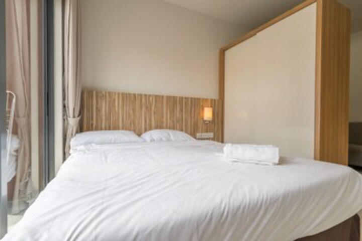 Room 10 of 12