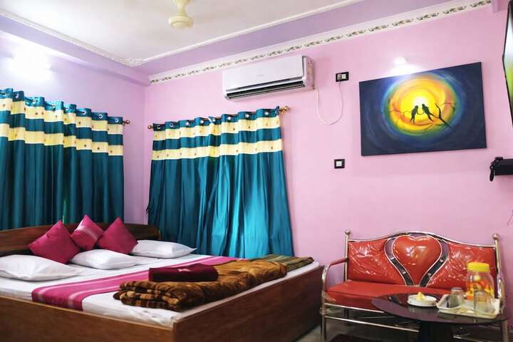 Room 8 of 12