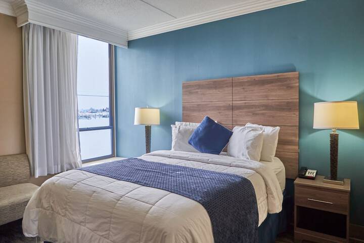 1 Queen Bed (3 of 6)