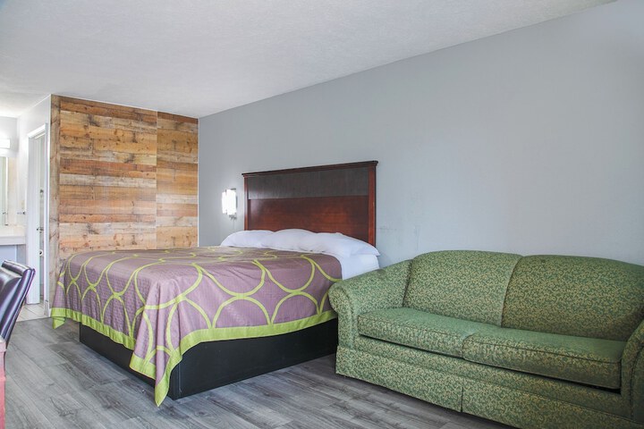 1 Queen Bed (8 of 8)