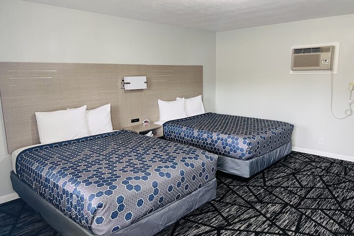 2 Queen Beds (2 of 4)