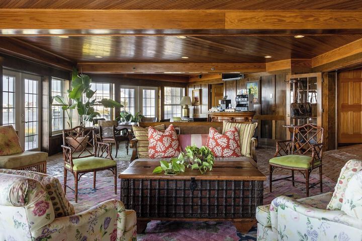 Lounge 74 of 88