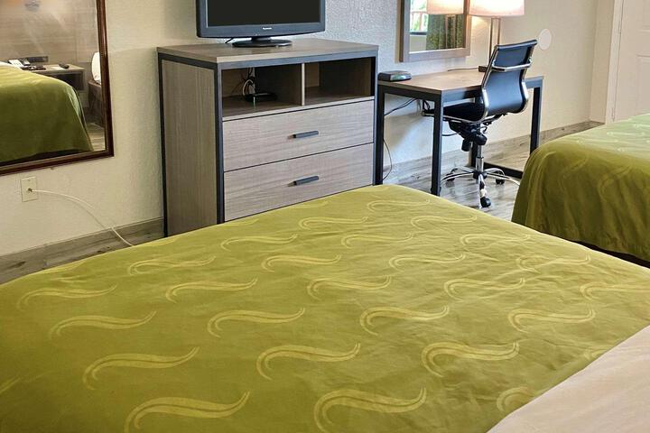 1 Queen Bed Accessible (2 of 16)