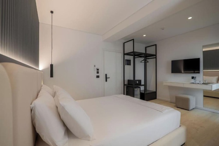Room 8 of 100
