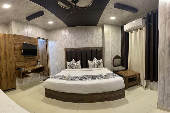 Room 4 of 15