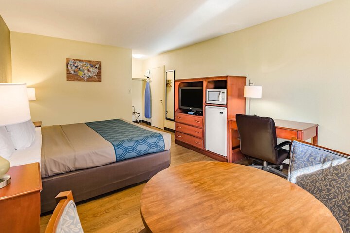 1 King Bed (1 of 15)