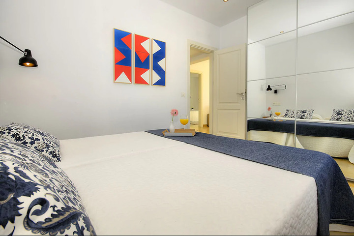 Room 2 of 10