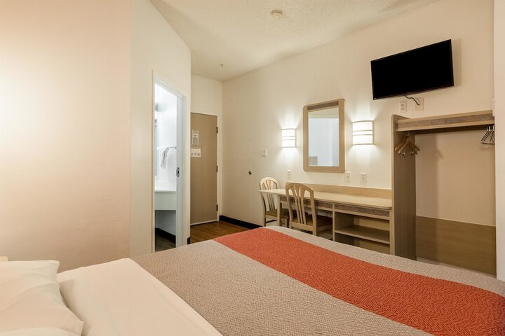 1 Queen Bed (16 of 16)