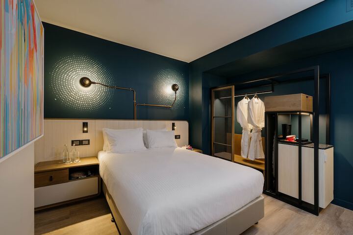 Room 16 of 108