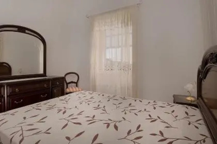 Room 5 of 16