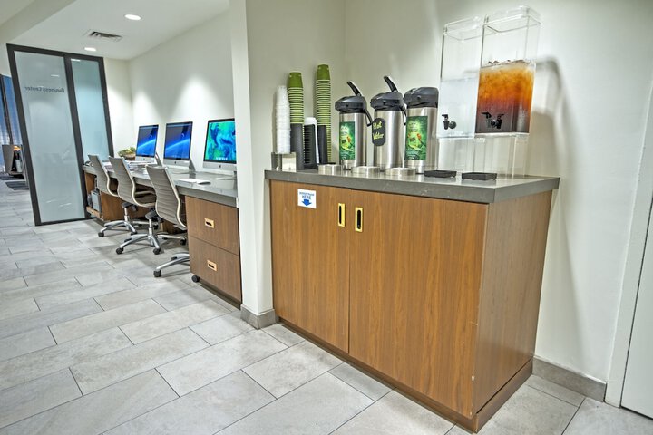 Business Center 70 of 82