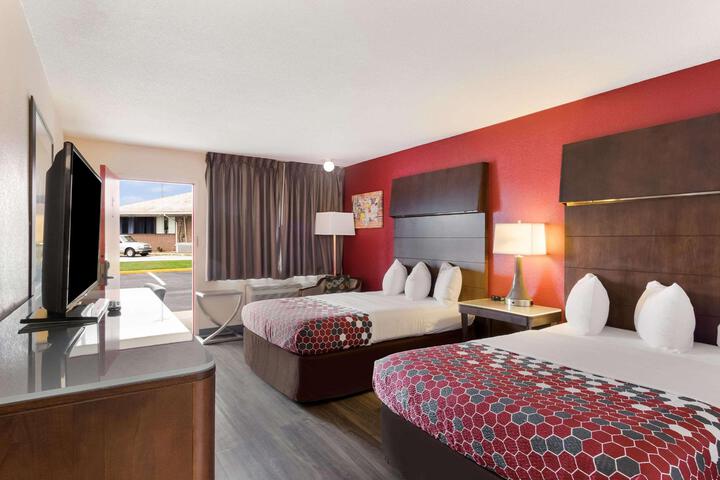 2 Double Beds (8 of 11)