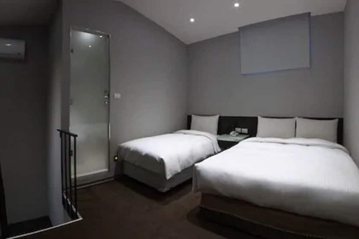 Room 17 of 36
