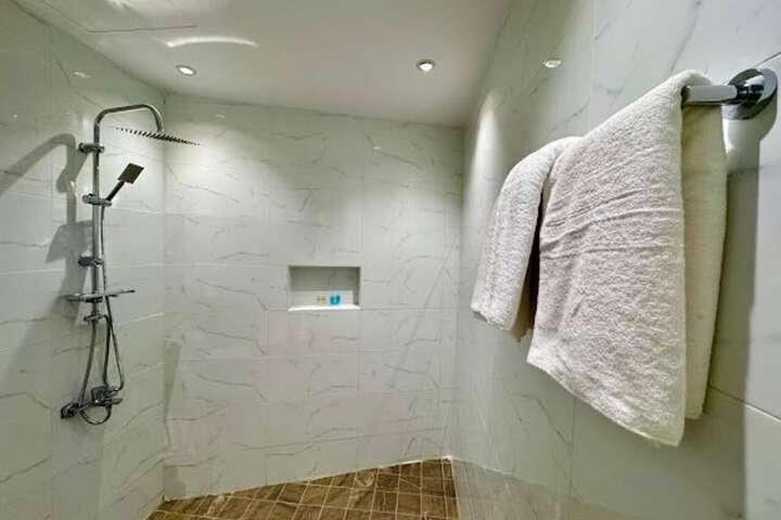 Room 6 of 7