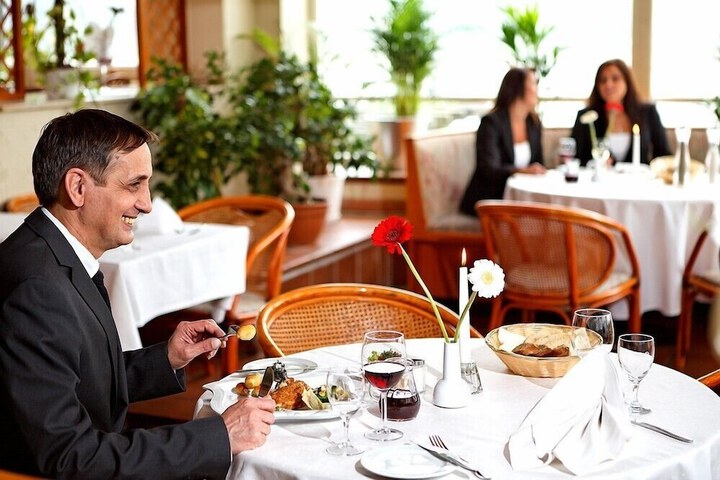 Dining 26 of 37