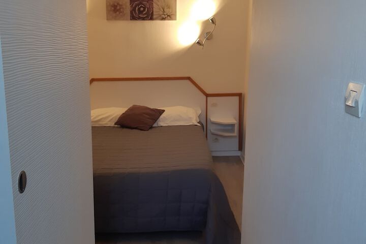 Room 8 of 31