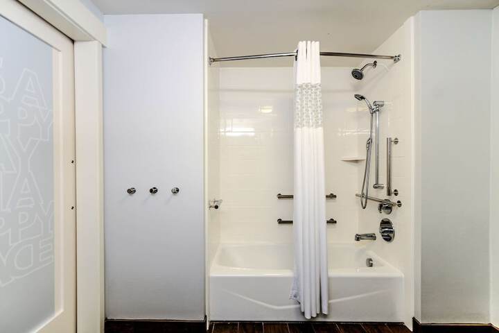 2 Queen Beds Mobility Accessible with Tub (17 of 17)