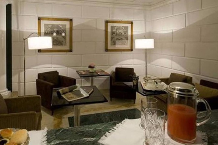 Lounge 36 of 37