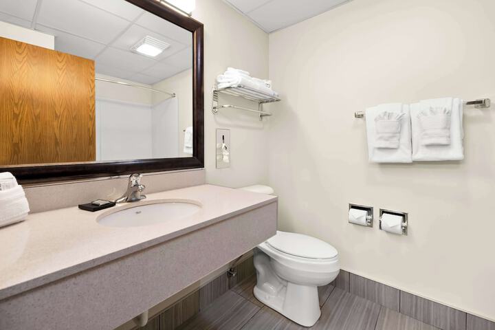 2 Queen Accessible Bathtub First Floor Microwave, Refrigerator WiFi Continental Breakfast (12 of 14)