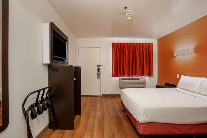 1 Queen Bed (1 of 7)