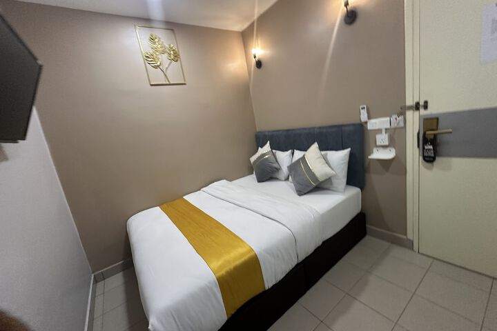 Room 42 of 80