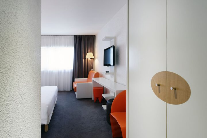 Room 8 of 90