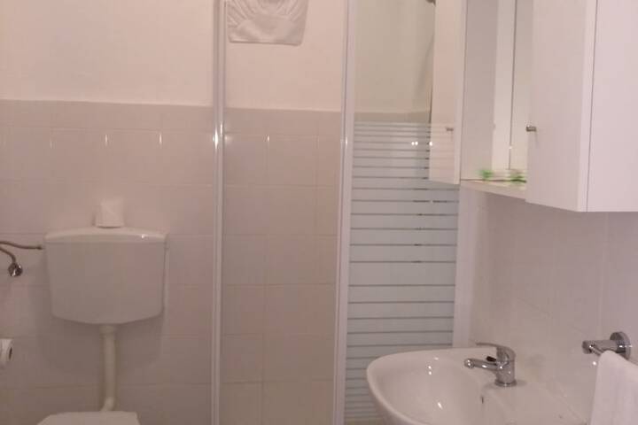 Room 6 of 12