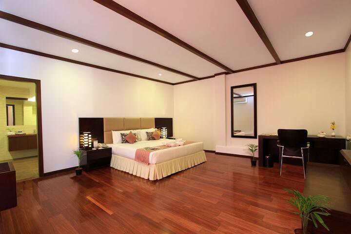 Room 6 of 79