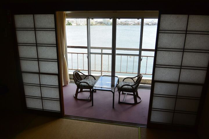 Room 2 of 17