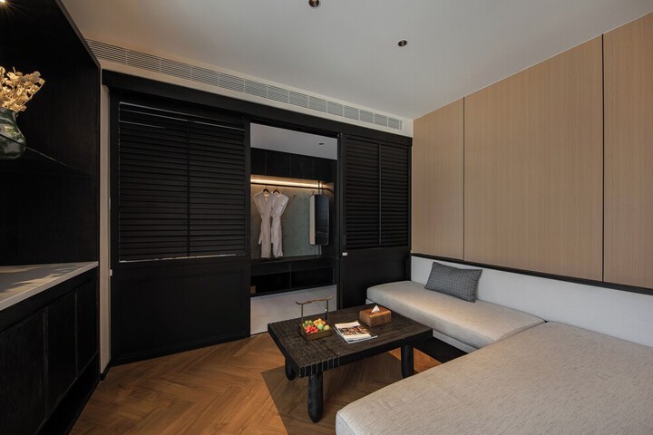 Room 44 of 143