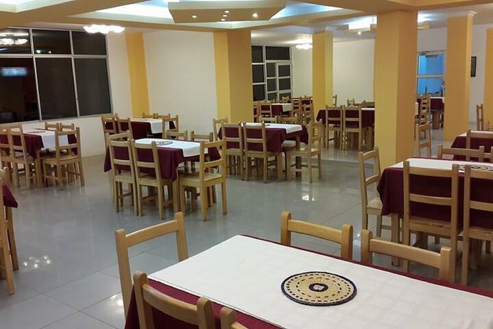 Dining 19 of 25
