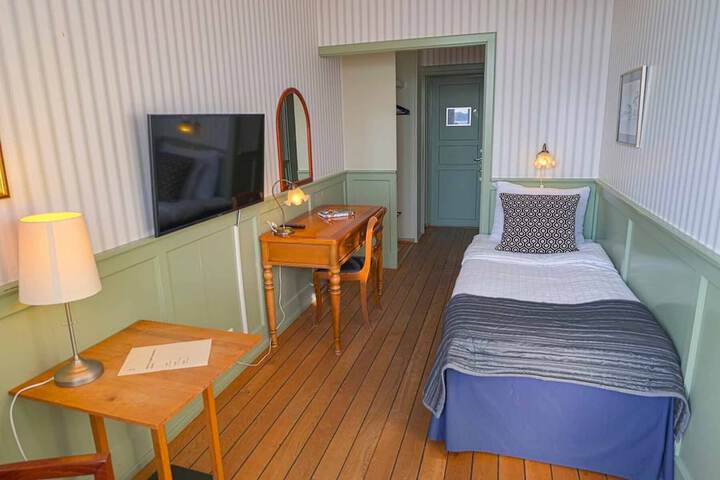 Room 6 of 86