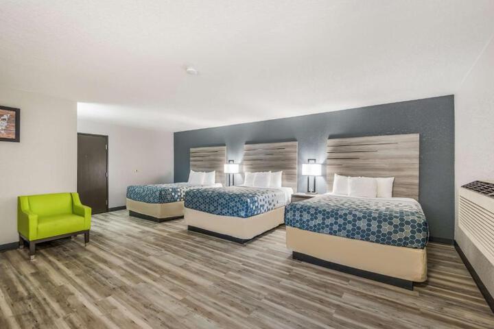 1 Queen Bed (16 of 16)